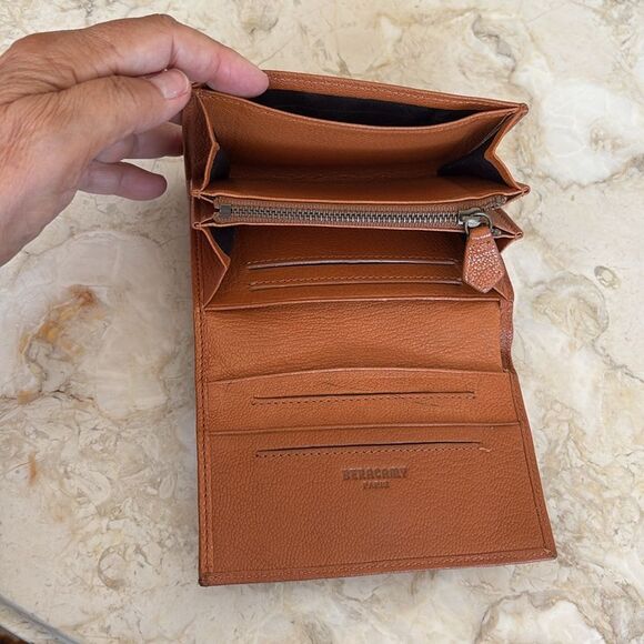 Beracamy Paris Leather Mid-Size Tri-Fold Wallet - Picture 5 of 9